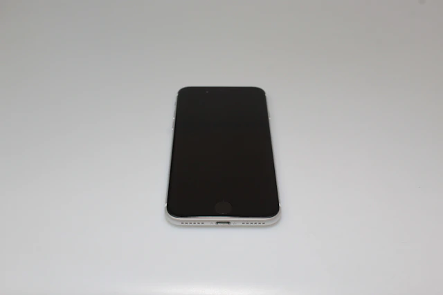 iPhone SE 2020 256GB White - Like New Condition