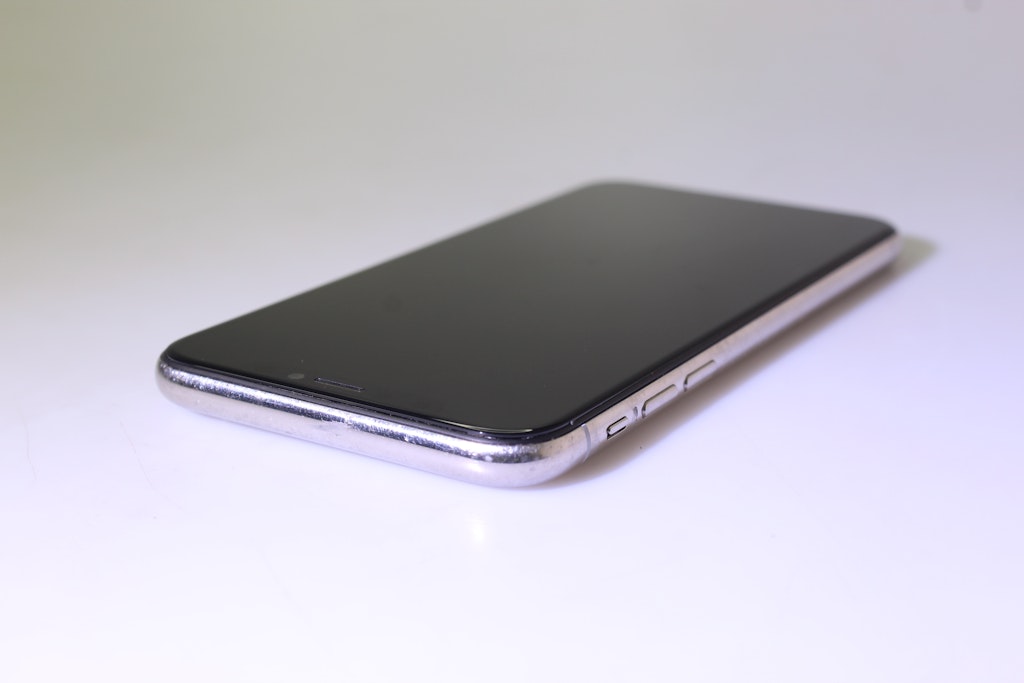 Buy an Apple iPhone X 64GB Silver | Phonetradr